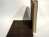 deux livres posés l'un sur l'autre sur une table