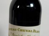 une bouteille de vin à côté d'une bouteille de vin