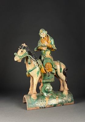figurine représentant une femme à cheval, avec un homme sur le dos