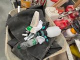 un tas d'objets divers posés sur une chaise