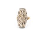 gros plan d'une bague en or et diamants sur fond blanc