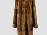 un manteau de fourrure marron posé sur un support de mannequin