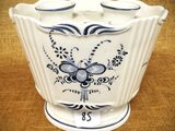 un vase blanc orné de motifs bleus, posé sur une table