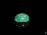 une image représentant une boule de jade verte posée sur une surface noire
