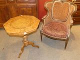 deux chaises et une table dans une pièce