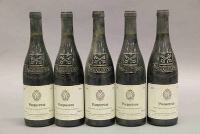 six bouteilles de vin sont alignées dans une rangée