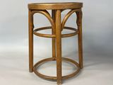 une image représentant un petit tabouret en bois avec une assise ronde
