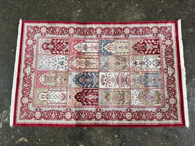 un tapis en patchwork rouge et blanc posé à même le sol