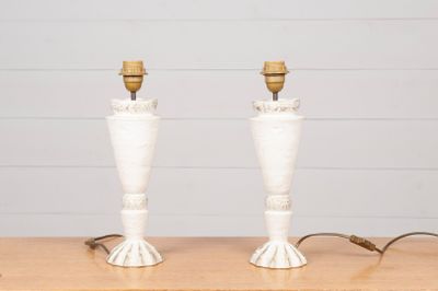 deux lampes posées sur une table en bois