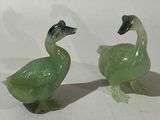 deux canards verts côte à côte sur une surface blanche