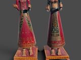 paire de personnages en bois sculpté représentant un homme et une femme