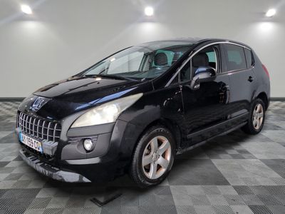 la petite voiture noire est garée dans le garage sur un sol en damier