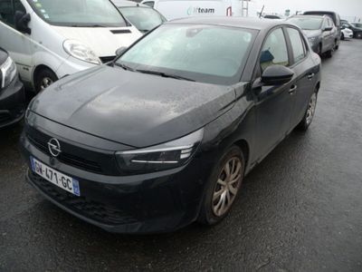 une voiture noire garée sur un parking avec d'autres voitures