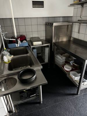 une cuisine équipée d'un évier et d'un micro-ondes