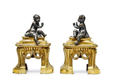 une paire de figurines anciennes en bronze représentant un garçon et une fille, posées sur une table