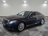 La Mercedes Classe S est garée sur un sol en carrelage à damier