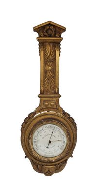 une horloge dorée sur fond blanc, avec un fond blanc