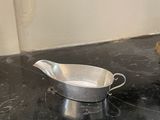 un saladier et une casserole sur le plan de travail de la cuisine