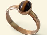 un gros plan d'une bague sertie d'une pierre « œil-de-tigre »
