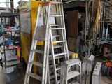 une échelle appuyée contre un mur dans un garage