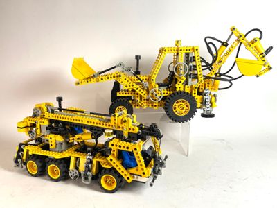 deux engins de chantier Lego placés l'un à côté de l'autre