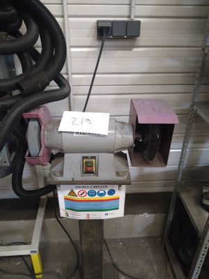 une machine posée sur un support dans un garage