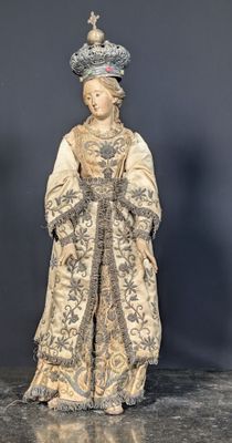statue d'une femme portant une couronne et une robe, avec une couronne sur la tête