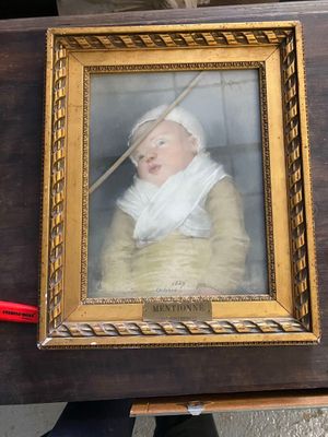 la photo d'un bébé dans un cadre posé sur une table