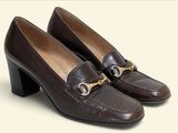 une paire de chaussures en cuir marron avec un petit, petit, petit, petit, petit, petit, petit, petit, petit, petit, petit, petit, petit, petit, petit, petit, petit, petit, petit, petit, petit