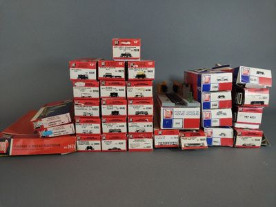 une pile de boîtes rouges et blanches posées sur une table