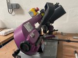 une machine violette posée sur un établi