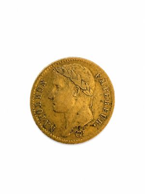 gros plan d'une pièce d'or sur une surface blanche