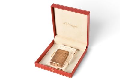 une boîte rouge contenant une montre en bois