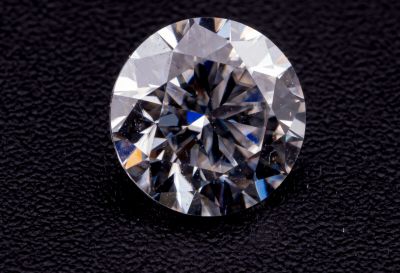 gros plan d'un diamant sur une surface noire