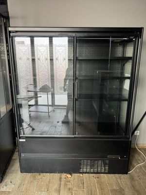 une vitrine en verre dans le coin d'une pièce