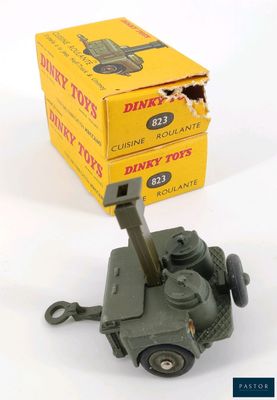 deux boîtes de Dinky Toys posées l'une à côté de l'autre