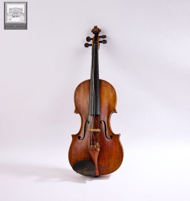 un violon posé sur une surface blanche