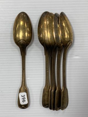 deux cuillères et une cuillère sur laquelle est accrochée une étiquette de prix