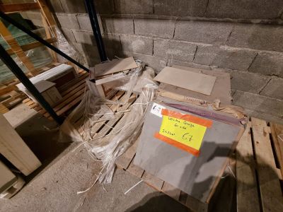 une pile de cartons et une pancarte posée sur une palette