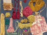une table sur laquelle se trouvent de nombreux objets différents