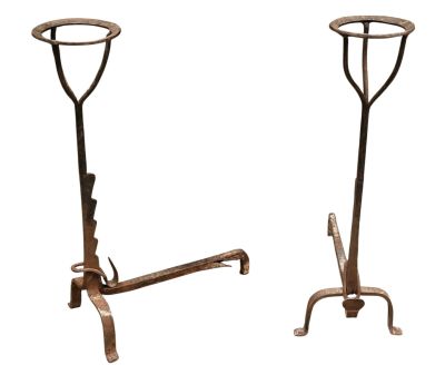 paire d'outils de jardinage anciens en fonte, sur leurs supports