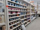 de nombreux rayons de peinture dans un magasin proposant de nombreuses couleurs