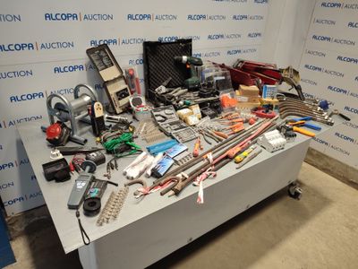 une table sur laquelle sont posés des outils, devant un mur