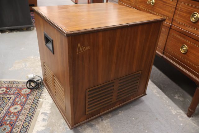 Enceinte MAC dans meuble à roulettes