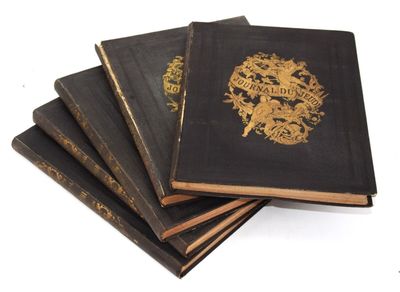 plusieurs vieux livres sont empilés sur une surface blanche
