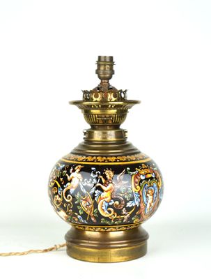une lampe posée sur une table, entourée d'une chaîne