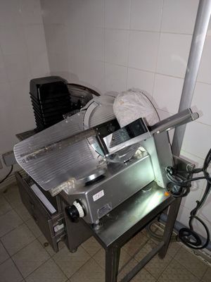 une machine posée sur une table dans une pièce