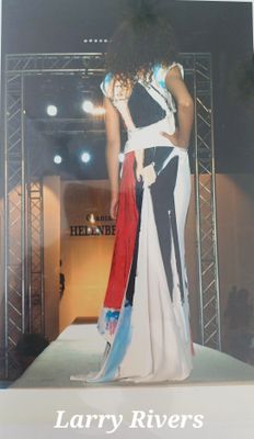 une photo d'une femme qui défile sur le podium