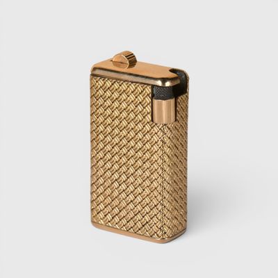 un gros plan d'un briquet posé sur une surface blanche, avec un fond blanc