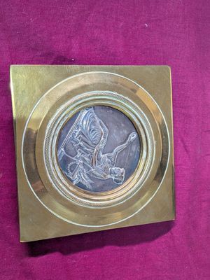 une plaque en laiton ancien représentant un homme à cheval